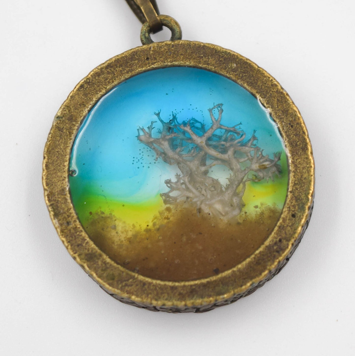 Resin landscape pendant, antique bronze, organic jewelry with real mosses and sand of the Sahara desert, botanical jewelry, inclusions