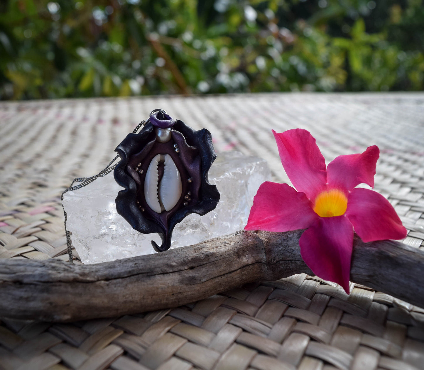 Yoni goddess pendant, sacred feminine bijoux, vulva pendant, vagina pendant, vagina flower, yoni goddess jewelry, pendant de la déesse