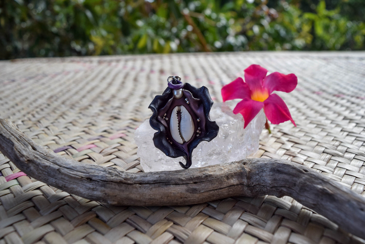 Yoni goddess pendant, sacred feminine bijoux, vulva pendant, vagina pendant, vagina flower, yoni goddess jewelry, pendant de la déesse